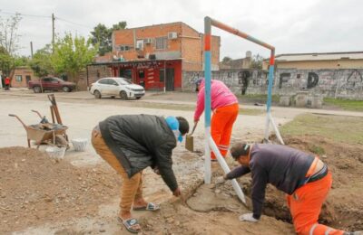 Mejoran la cancha del barrio 110 Viviendas en Los Pocitos