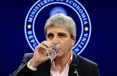 El patrimonio de Luis Caputo creció 65% en pesos y un cálculo lo ubica 37% arriba en dólares durante 2025