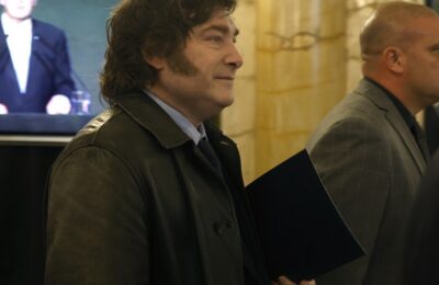 Milei enfureció con la proyección de inflación que fijó Caputo y lo obligó a bajarla más de tres puntos