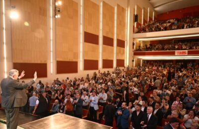 Jaldo fortalece lazos con evangélicos: oración y gestión en el Teatro Mercedes Sosa