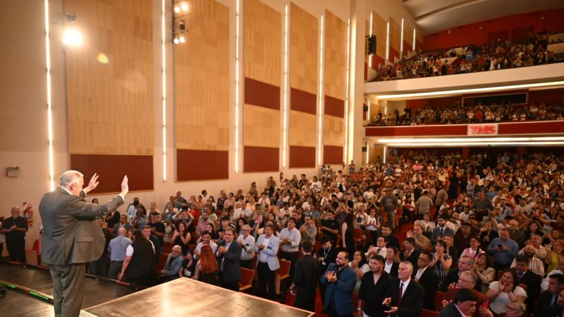 Jaldo fortalece lazos con evangélicos: oración y gestión en el Teatro Mercedes Sosa