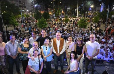 Tucumán Danza: un mar de pañuelos y zapateo colmó la Plaza Independencia