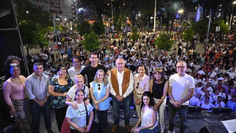 Tucumán Danza: un mar de pañuelos y zapateo colmó la Plaza Independencia