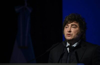 Milei despega a París tras negar la recesión y afirmar: ‘No hay crisis’