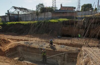 El puente de calle Mendoza avanza con la construcción de su estructura
