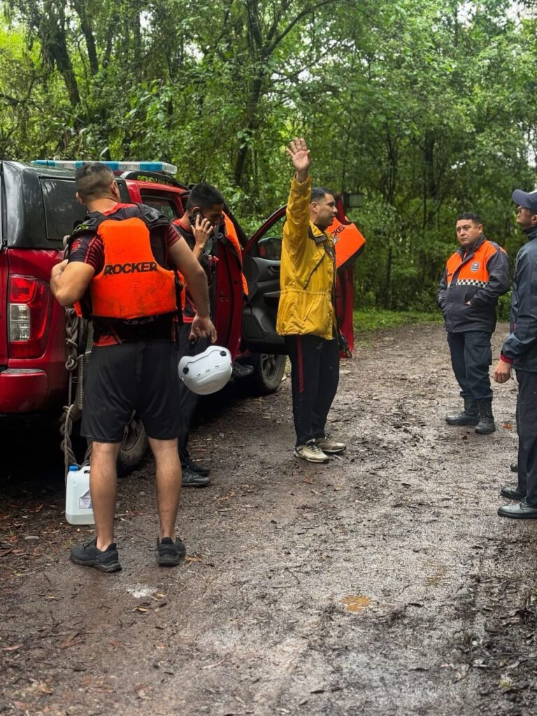 Rescate en cascadas: bomberos taficeños hallan a senderistas tras dos días perdidos