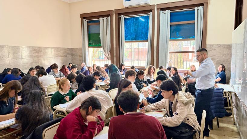 Más de 1.500 jóvenes tucumanos disputan el conocimiento en una feria masiva