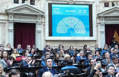 Milei lanza contraofensiva legislativa para salvar su DNU estrella