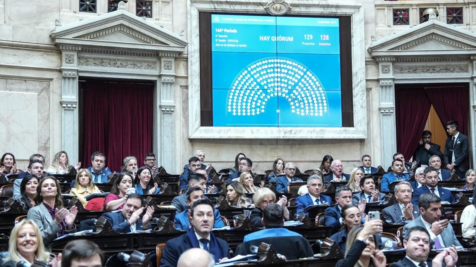 Milei lanza contraofensiva legislativa para salvar su DNU estrella